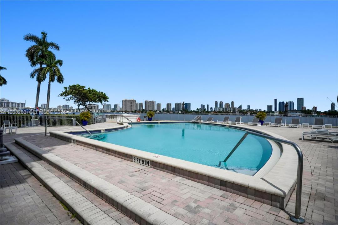 16558 NE 26th Ave 2A, North Miami Beach, Floryda 33160, USA