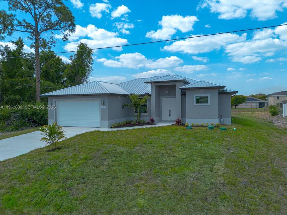 417 Paddock St, Lehigh Acres, Floryda 33974, USA
