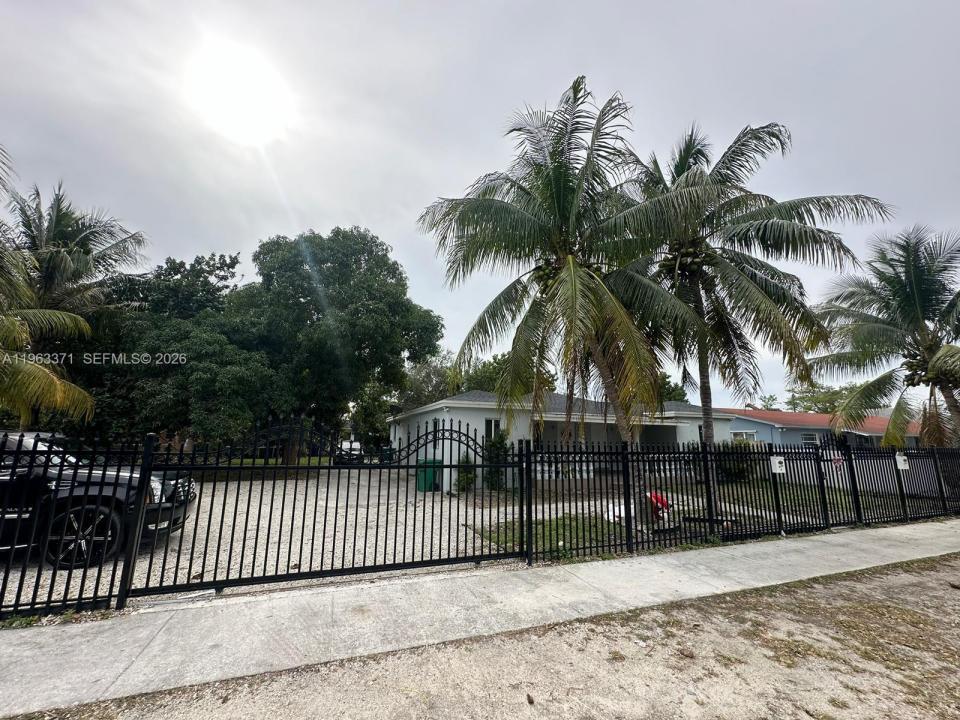 1128 NW 101st St, Miami, Floride 33150, États-Unis