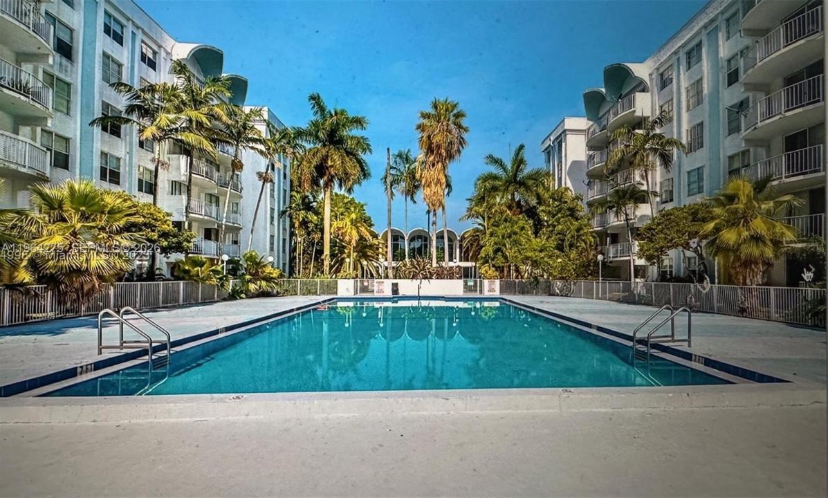 496 NW 165th St Rd D-614, Miami, Floride 33169, États-Unis