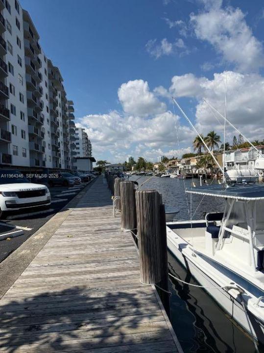 3703 NE 166th St 301, North Miami Beach, Florida 33160, USA