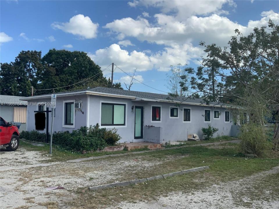 896 NW 103rd St, Miami, Floryda 33150, USA