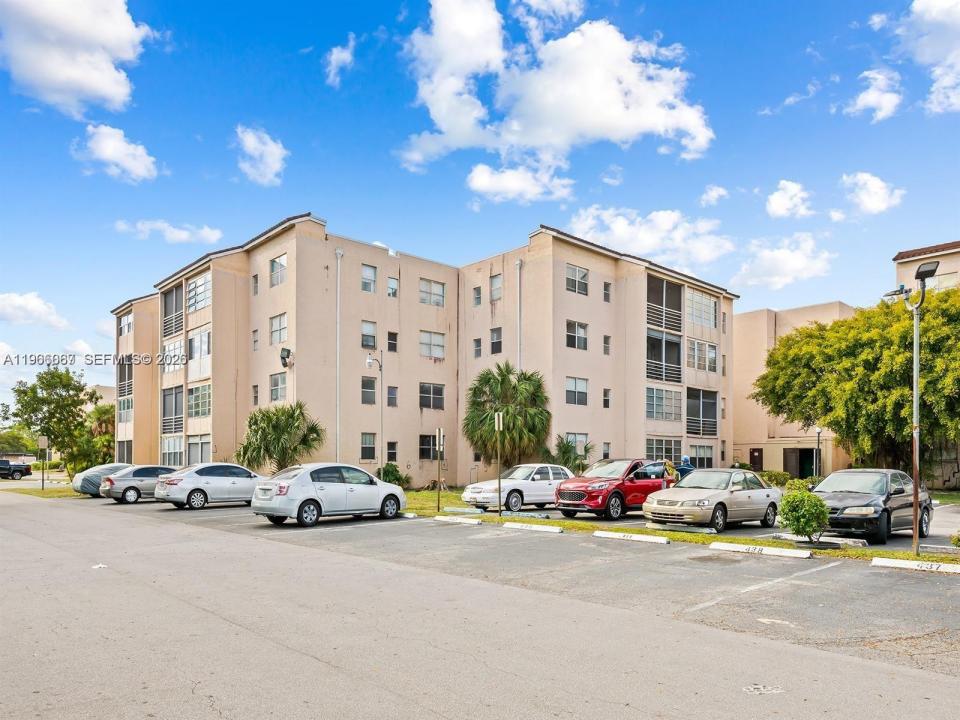 2840 Somerset Dr 400M, Lauderdale Lakes, Florida 33311, USA