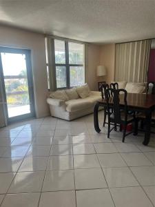 9225 Collins Ave 302, Surfside, Florida 33154, USA