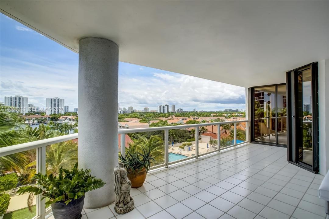3600 Yacht Club Dr 703, Aventura, Florida 33180, USA