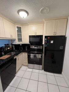 488 NW 165th St Rd B-614, Miami, Florida 33169, USA