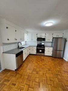 40 Bourne Street 2, Bristol, RI 02809, USA