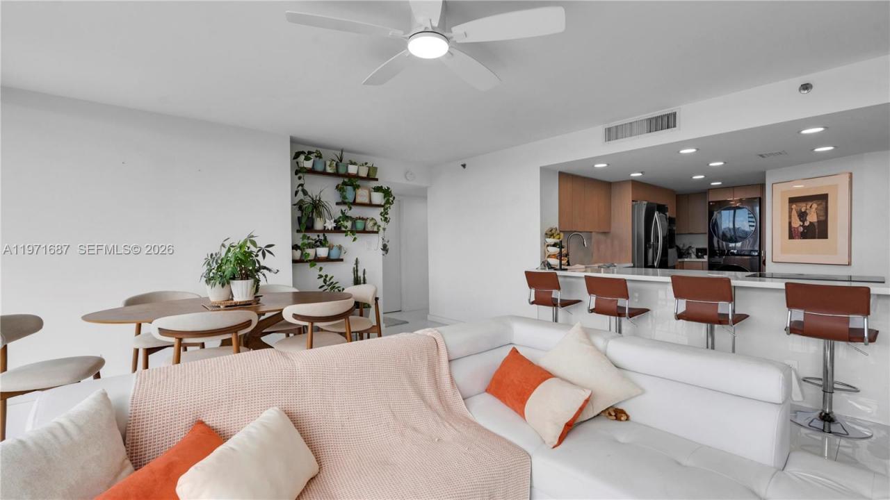7601 E Treasure Dr 1011, North Bay Village, Florida 33141, USA