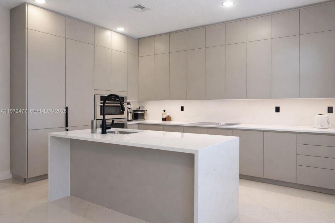 829 NE 191st St, Miami, Florida 33179, USA