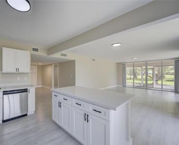 7582 NW 86th Ter 104, Tamarac, Florida 33321, USA