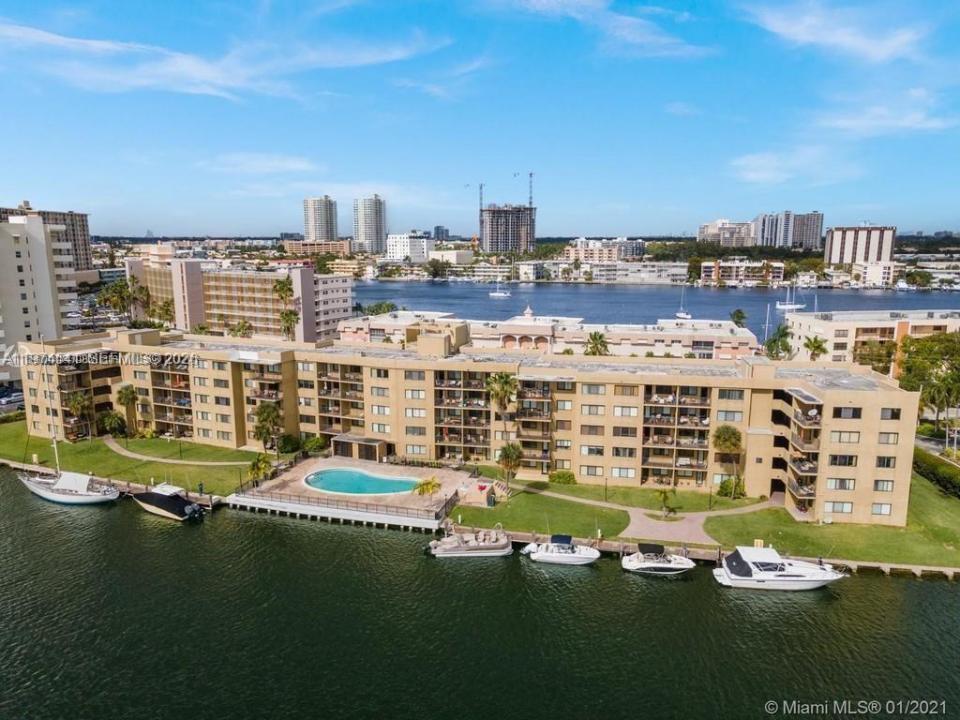 301 Golden Isles Dr 109, Hallandale Beach, Florida 33009, Stati Uniti