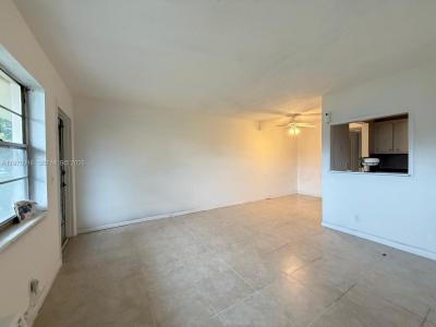 210 Canterbury J 1, West Palm Beach, Florida 33417, USA