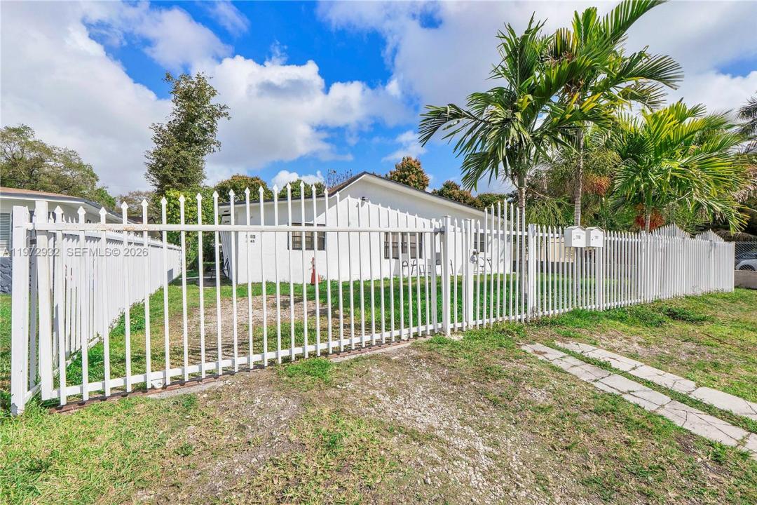 1563 NE 148th St, Miami, Florida 33161, USA
