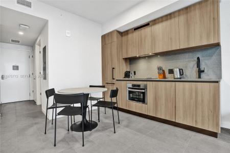 121 NE 5th St 2411, Miami, Florida 33132, USA