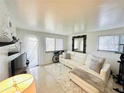 301 Golden Isles Dr 114, Hallandale Beach, Florida 33009, USA