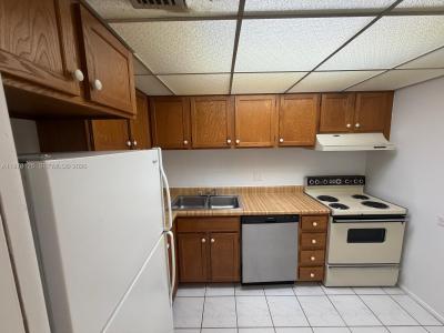 3720 Inverrary Dr 2K, Lauderhill, Florida 33319, USA