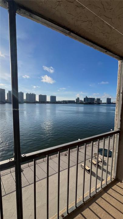 17500 N Bay Rd S403, Sunny Isles Beach, Florida 33160, Stati Uniti
