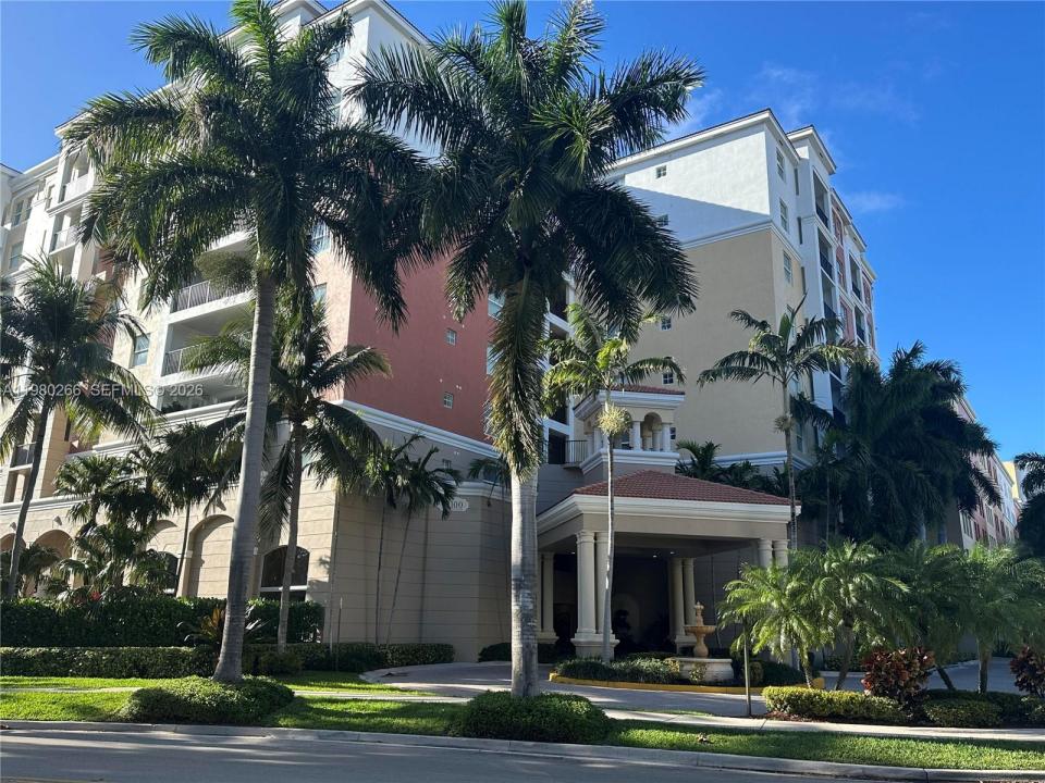 17100 N Bay Rd 1904, Sunny Isles Beach, Floryda 33160, USA