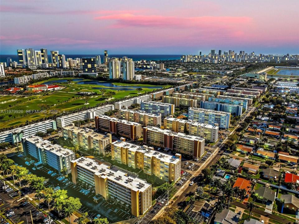 610 NE 12th Ave 203, Hallandale Beach, Florida 33009, USA