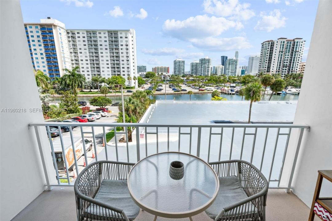 500 Bayview Dr 325, Sunny Isles Beach, Florida 33160, USA
