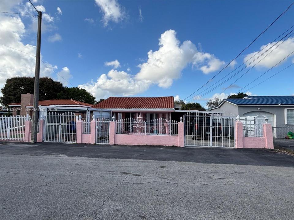 3533 NW 2nd Ter, Miami, Florida 33125, USA