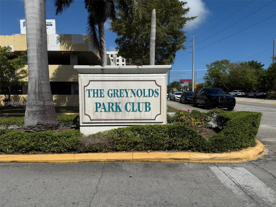17890 W Dixie Hwy 106, North Miami Beach, Florida 33160, USA