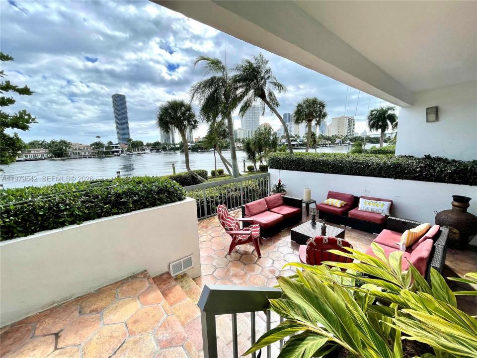 19707 Turnberry Way TH-5, Aventura, Florida 33180