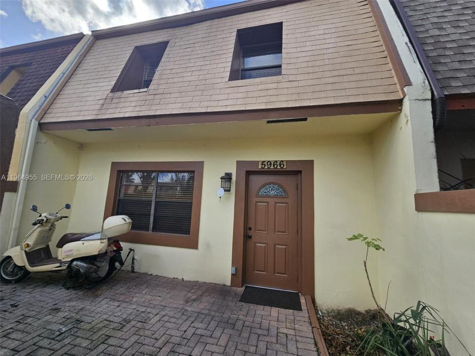 5966 NW 24th Ct, Sunrise, Florida 33313, USA