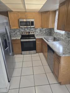 3711 NW 25th Street, Lauderdale Lakes, Florida 33311, USA