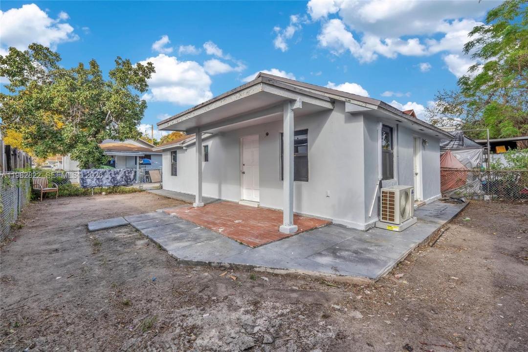 2428 NW 28th St REAR, Miami, Florida 33142, Stati Uniti