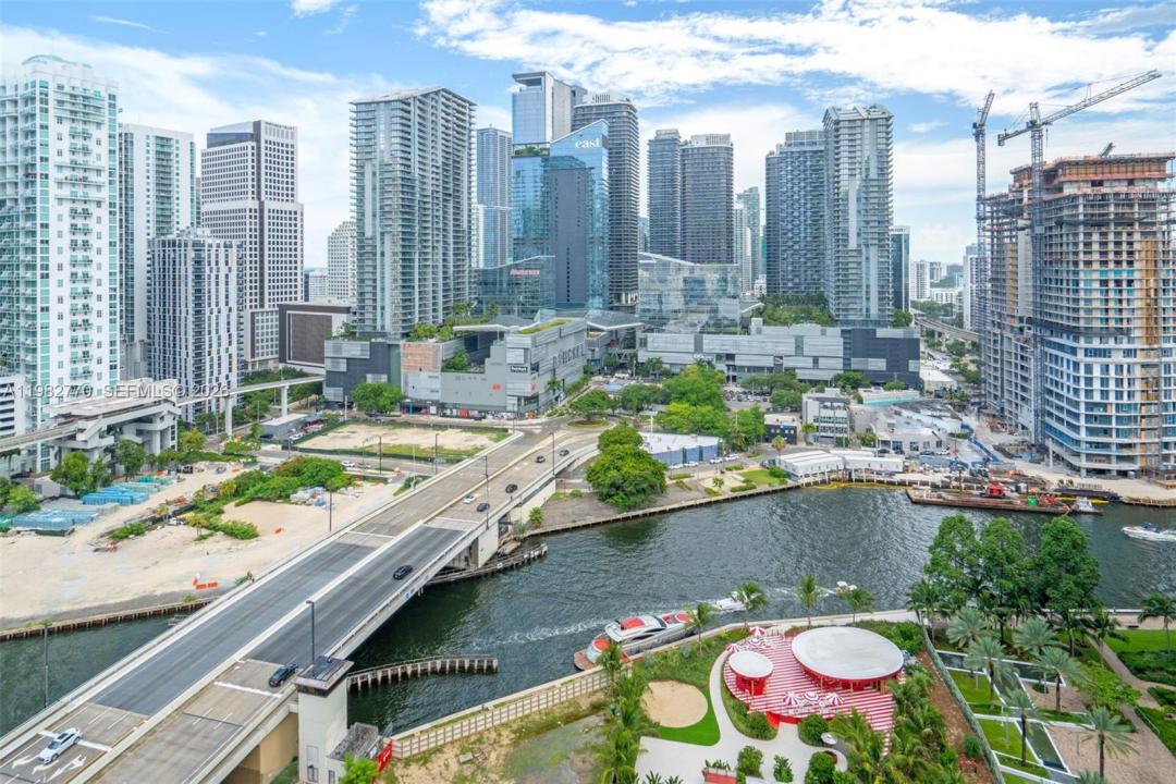 350 S Miami Ave 2412, Miami, Florida 33130, USA