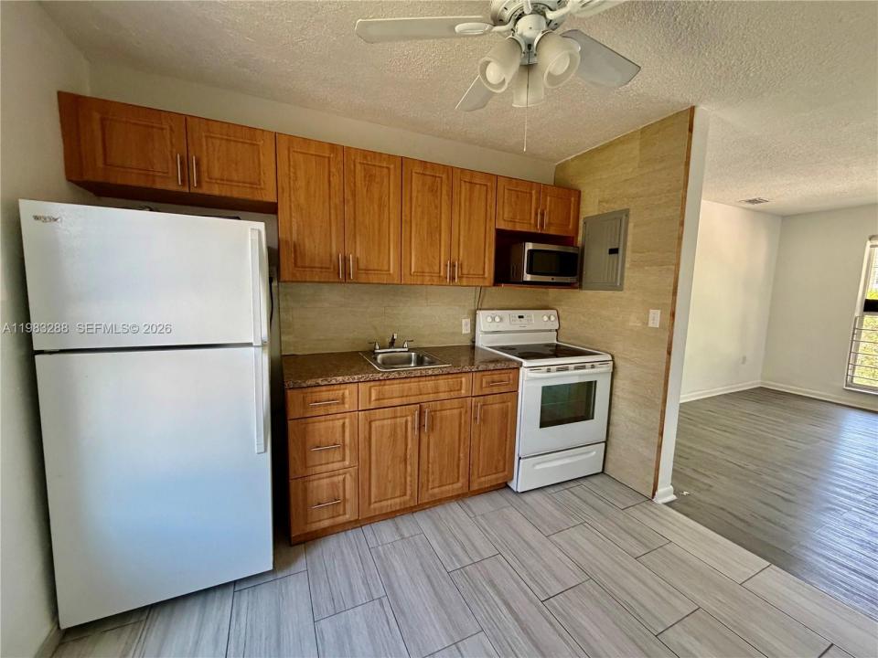 1305 NW 4th St 3, Miami, Florida 33125, USA