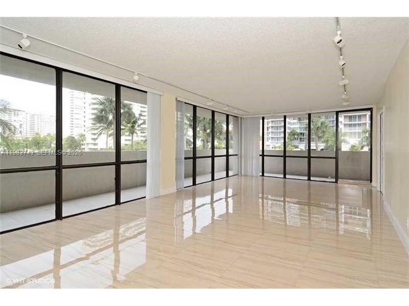 2049 S Ocean Dr 210, Hallandale Beach, Florida 33009, USA