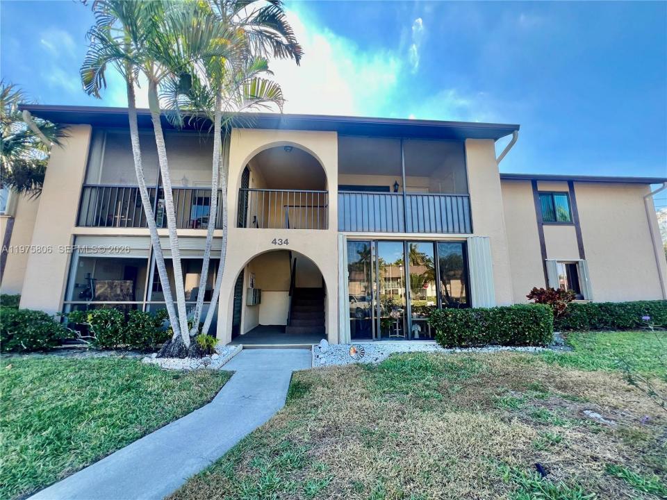 434 Pine Glen Ln A-1, Green Acres, Florida 33463