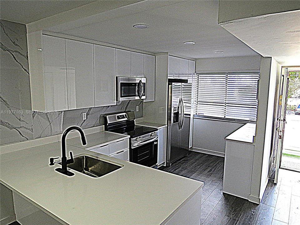 3591 Inverrary Dr 203, Lauderhill, Florida 33319, USA