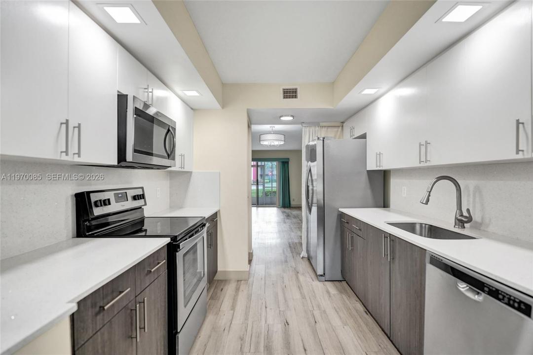 12750 SW 4th Ct 111J, Pembroke Pines, Florida 33027, USA