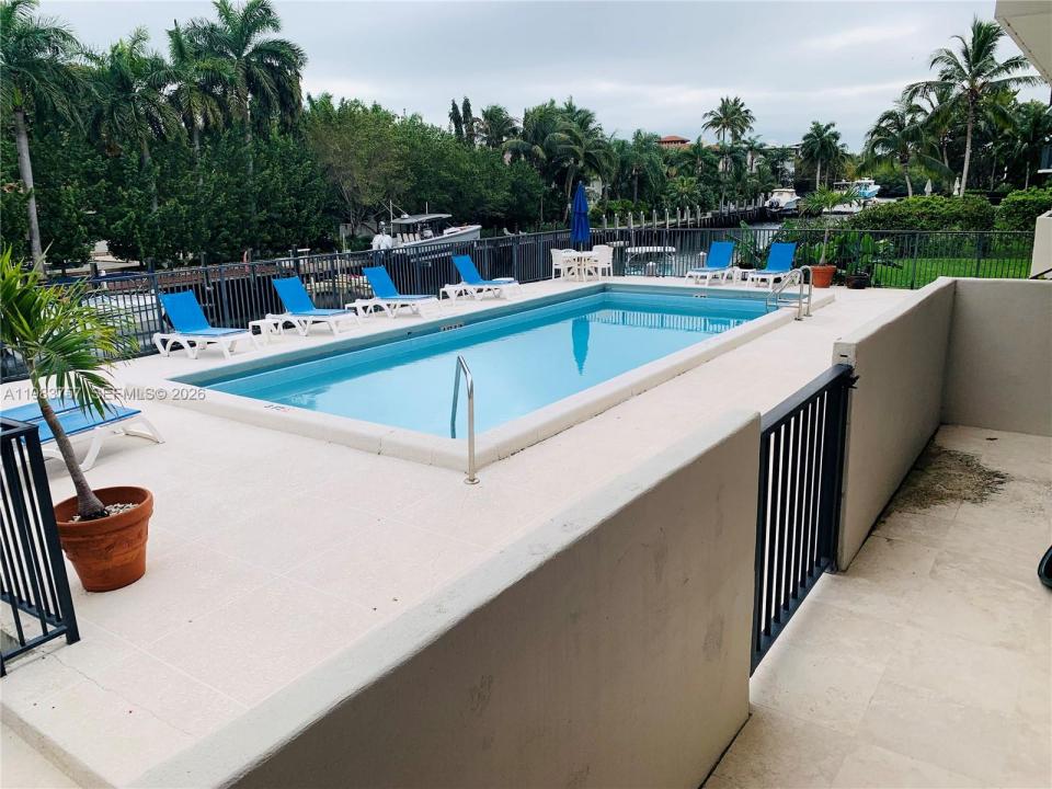 6815 Edgewater Dr 105, Coral Gables, Florida 33133, USA