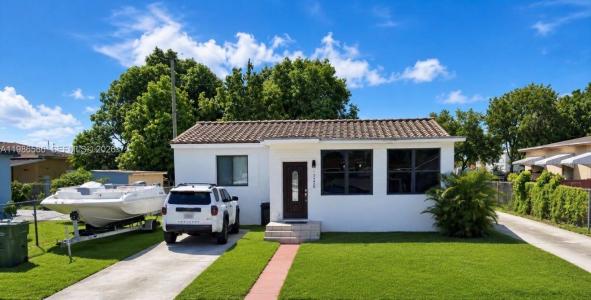 52 E 50th Pl, Hialeah, Florida 33013, USA