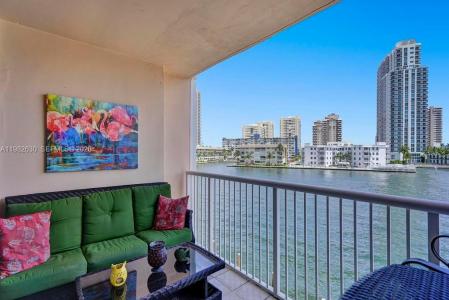 121 Golden Isles Dr 205, Hallandale Beach, Florida 33009, USA