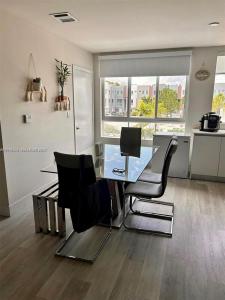 2561 NE 193rd St 1201, Miami, Florida 33180, USA