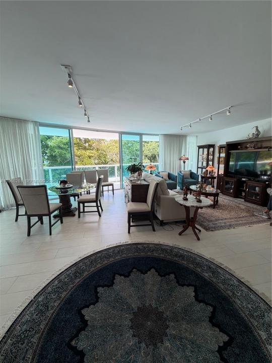 2127 Brickell Ave 502, Miami, Floryda 33129, USA