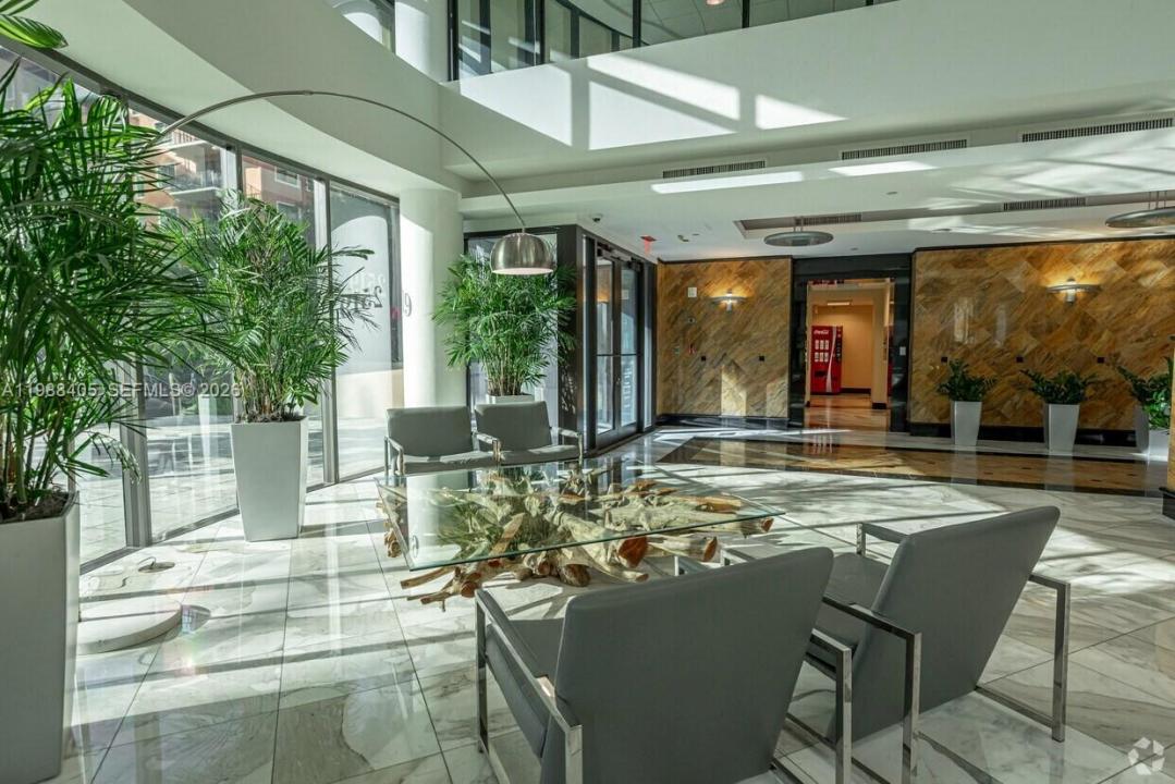 75 Valencia Ave 302, Coral Gables, Floride 33134, États-Unis
