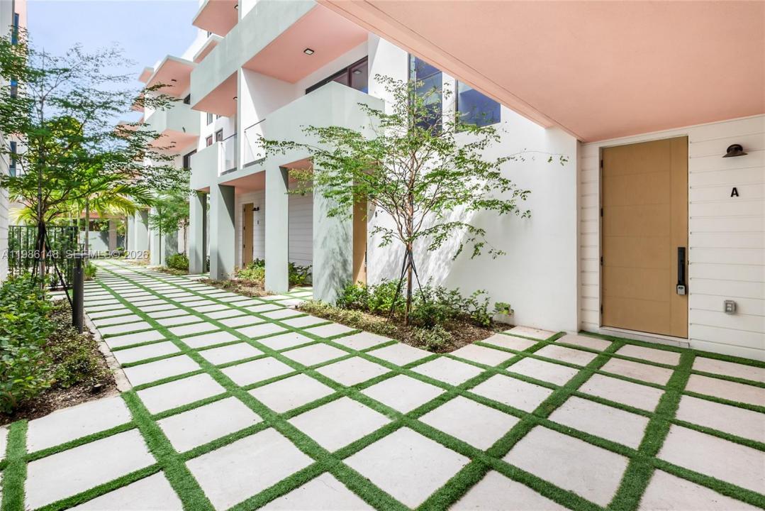 721 SW 11th Street A, Miami, Florida 33129, USA