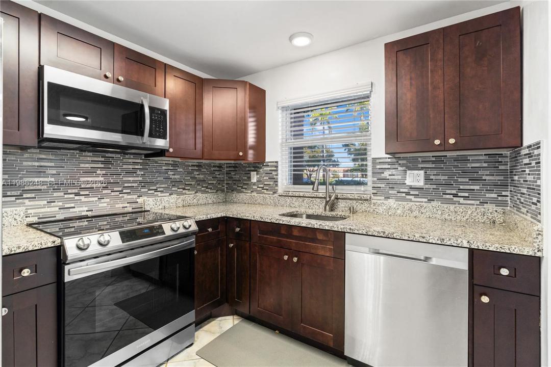 9540 Sunrise Lakes Blvd 103, Sunrise, Florida 33322, USA