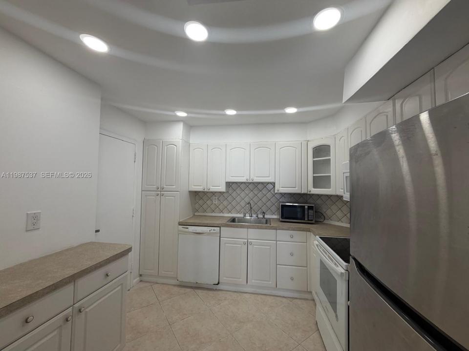 300 Bayview Dr 915, Sunny Isles Beach, Floryda 33160, USA