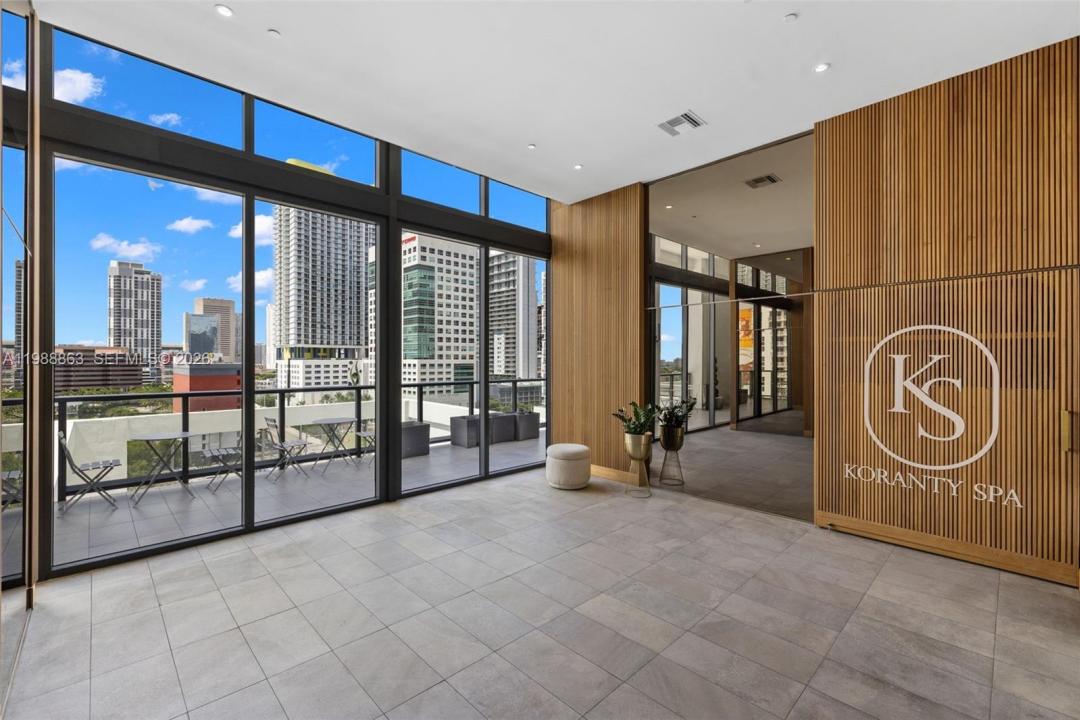 239 SW 9th St 802, Miami, Florida 33130, USA