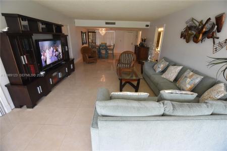 3800 Oaks Clubhouse Dr 309, Pompano Beach, Florida 33069, USA