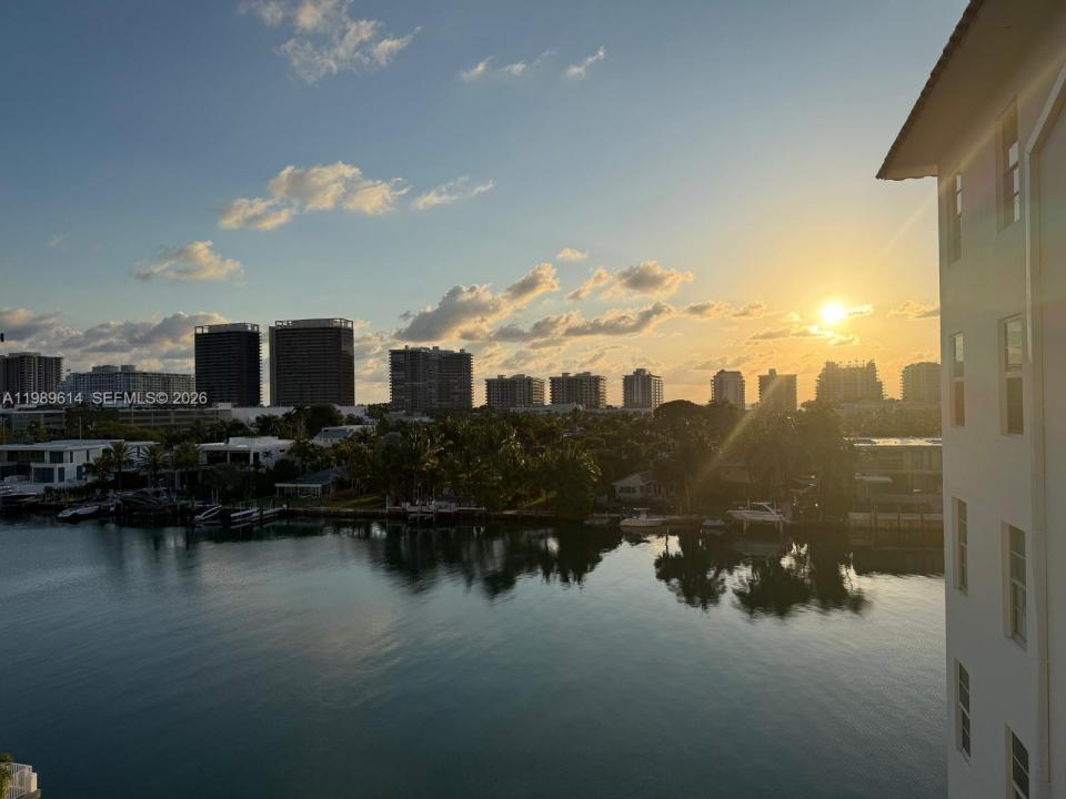 9341 E Bay Harbor Dr 6C, Bay Harbor Islands, Florida 33154, USA