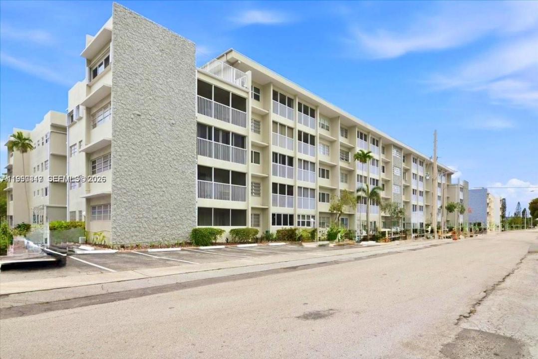 330 SE 2nd St 101G, Hallandale Beach, Florida 33009, USA