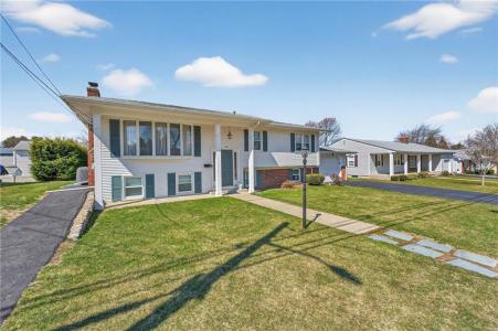 27 Wenscott Lane, North Providence, RI 02904, USA